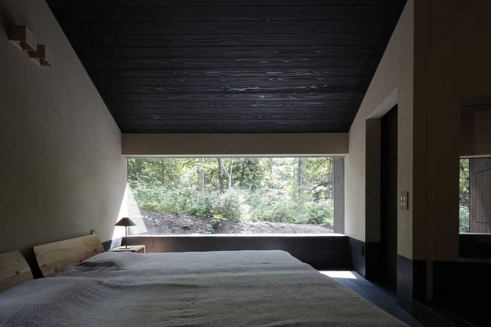 This small house consists of rooms arranged in an arc. It has 1 bedroom in 1,024 sq ft, but it could be changed to 2 bedrooms fairly easily. | www.facebook.com/SmallHouseBliss