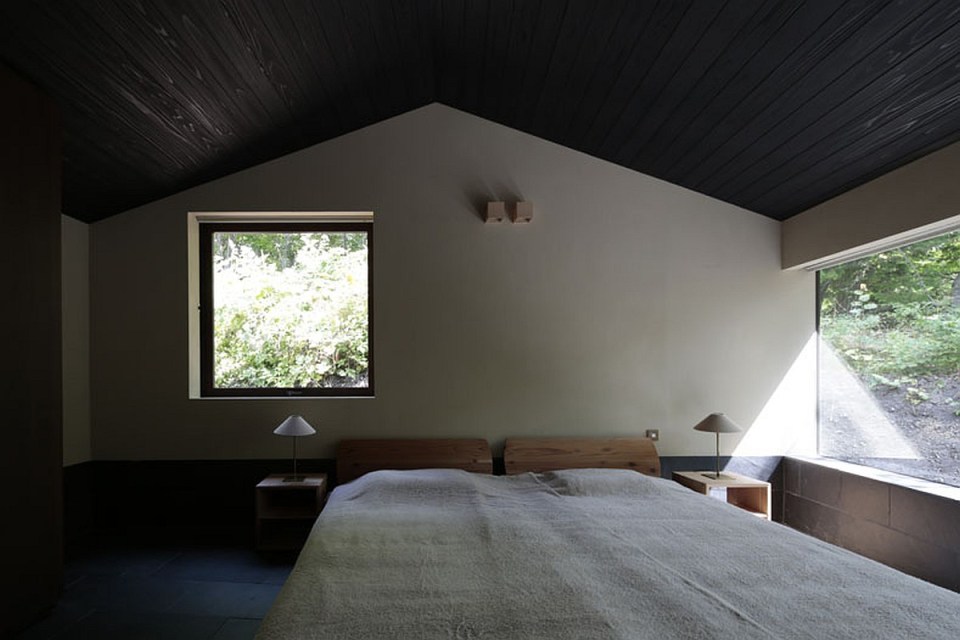 This small house consists of rooms arranged in an arc. It has 1 bedroom in 1,024 sq ft, but it could be changed to 2 bedrooms fairly easily. | www.facebook.com/SmallHouseBliss