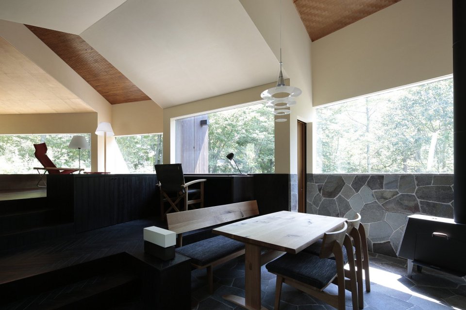 This small house consists of rooms arranged in an arc. It has 1 bedroom in 1,024 sq ft, but it could be changed to 2 bedrooms fairly easily. | www.facebook.com/SmallHouseBliss