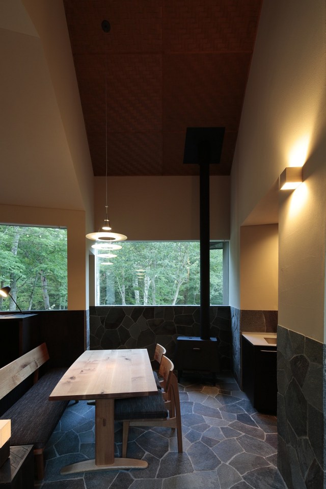 This small house consists of rooms arranged in an arc. It has 1 bedroom in 1,024 sq ft, but it could be changed to 2 bedrooms fairly easily. | www.facebook.com/SmallHouseBliss