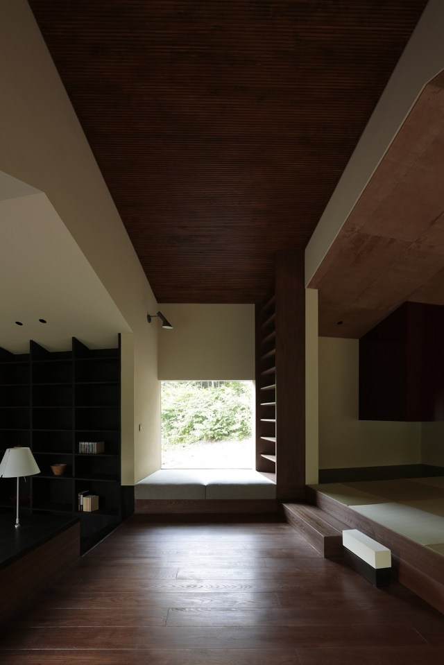 This small house consists of rooms arranged in an arc. It has 1 bedroom in 1,024 sq ft, but it could be changed to 2 bedrooms fairly easily. | www.facebook.com/SmallHouseBliss