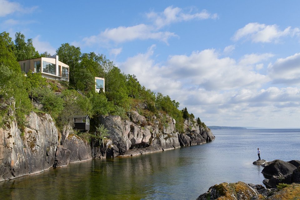 This contemporary lakeside cottage in Sweden has 3 small bedrooms in 1,249 sq ft. | www.facebook.com/SmallHouseBliss