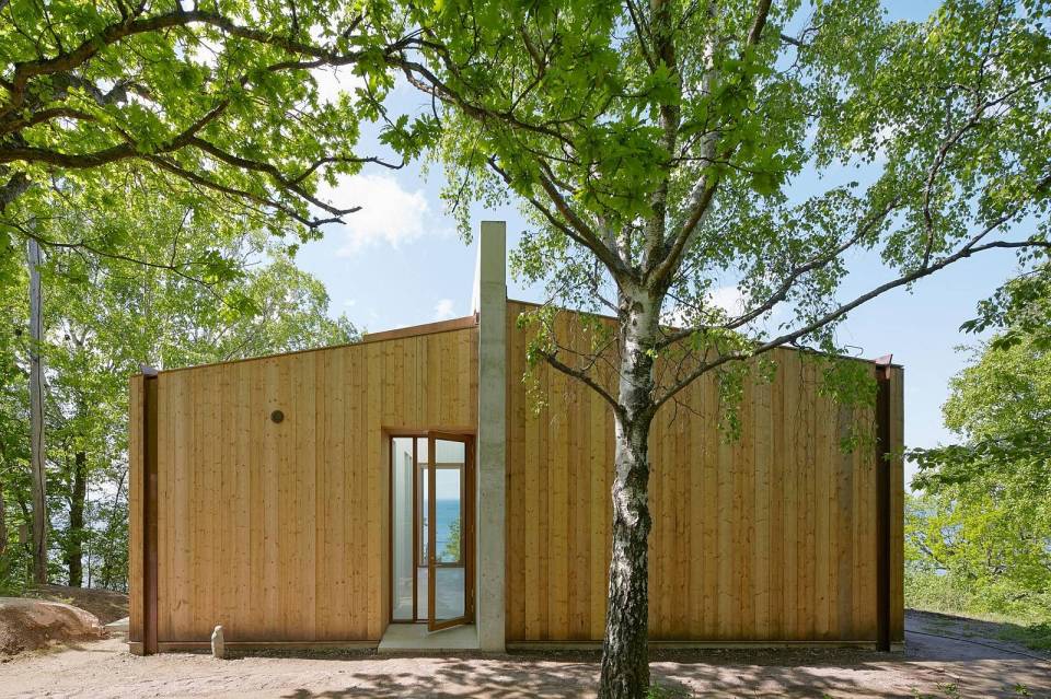 This contemporary lakeside cottage in Sweden has 3 small bedrooms in 1,249 sq ft. | www.facebook.com/SmallHouseBliss