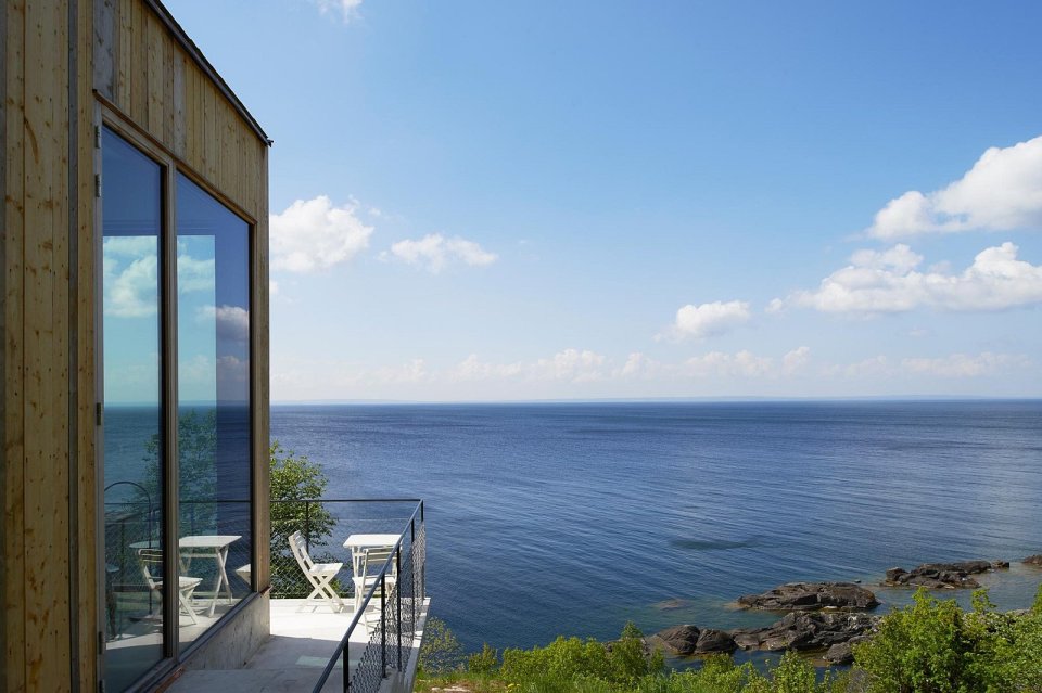 This contemporary lakeside cottage in Sweden has 3 small bedrooms in 1,249 sq ft. | www.facebook.com/SmallHouseBliss