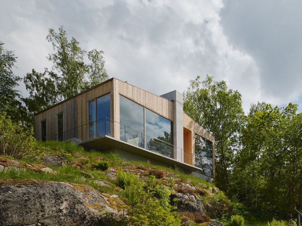 This contemporary lakeside cottage in Sweden has 3 small bedrooms in 1,249 sq ft. | www.facebook.com/SmallHouseBliss