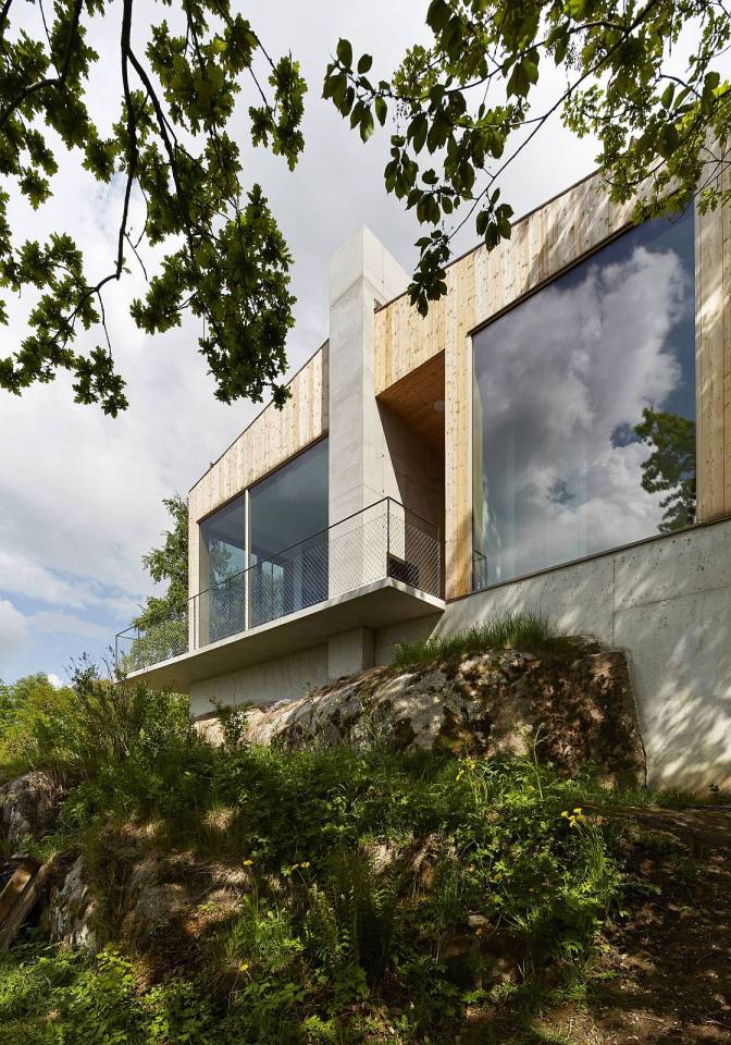 This contemporary lakeside cottage in Sweden has 3 small bedrooms in 1,249 sq ft. | www.facebook.com/SmallHouseBliss