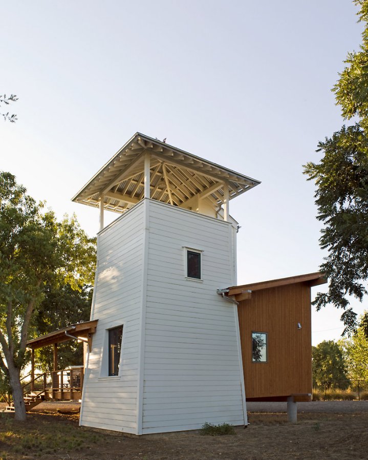 This small cabin modeled on old-fashioned water towers has 1 bedroom and a loft. | www.facebook.com/SmallHouseBliss
