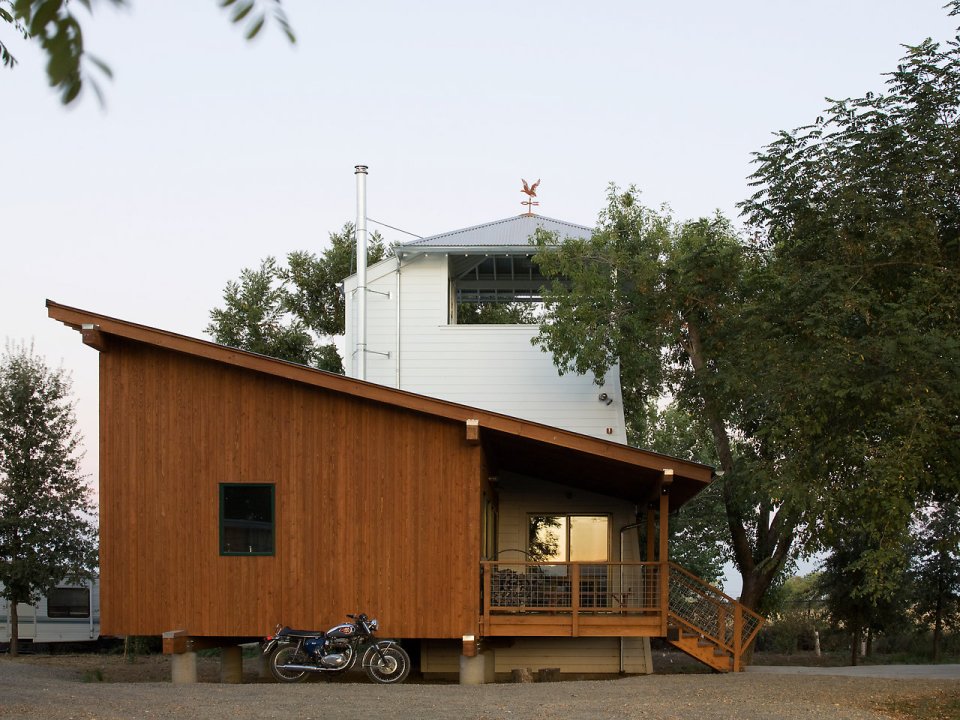 This small cabin modeled on old-fashioned water towers has 1 bedroom and a loft. | www.facebook.com/SmallHouseBliss