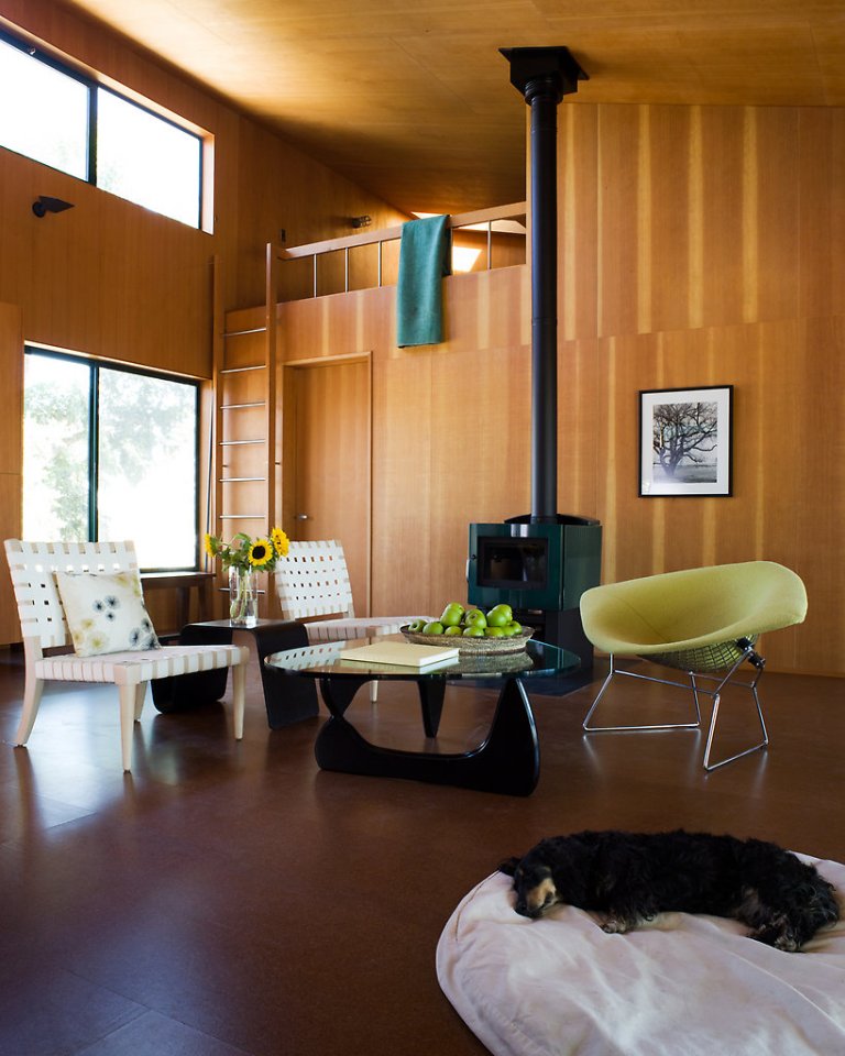 This small cabin modeled on old-fashioned water towers has 1 bedroom and a loft. | www.facebook.com/SmallHouseBliss