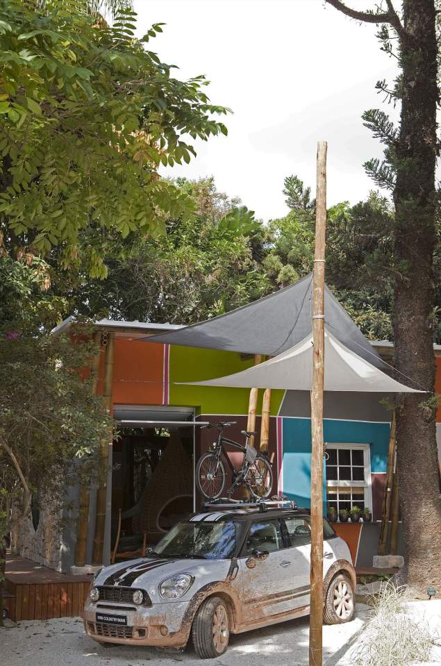 A nondescript 1930s house was renovated to create "Cabana Urbana", a vibrant weekend retreat in São Paulo, Brazil with a 914 sq ft studio plan. | www.facebook.com/SmallHouseBliss