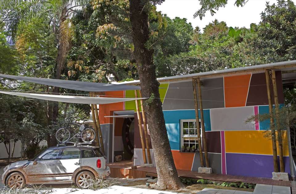 A nondescript 1930s house was renovated to create "Cabana Urbana", a vibrant weekend retreat in São Paulo, Brazil with a 914 sq ft studio plan. | www.facebook.com/SmallHouseBliss