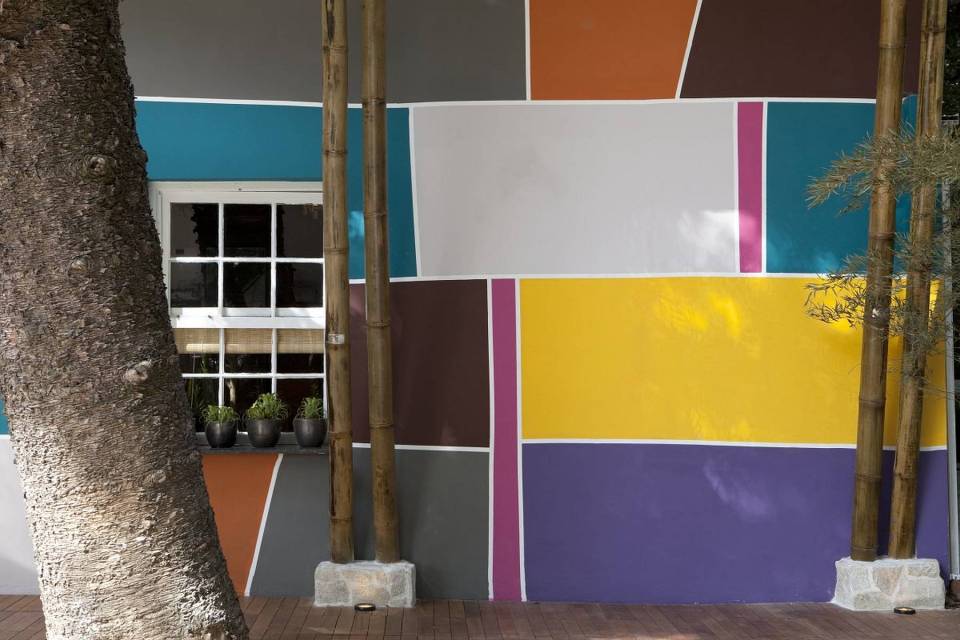 A nondescript 1930s house was renovated to create "Cabana Urbana", a vibrant weekend retreat in São Paulo, Brazil with a 914 sq ft studio plan. | www.facebook.com/SmallHouseBliss