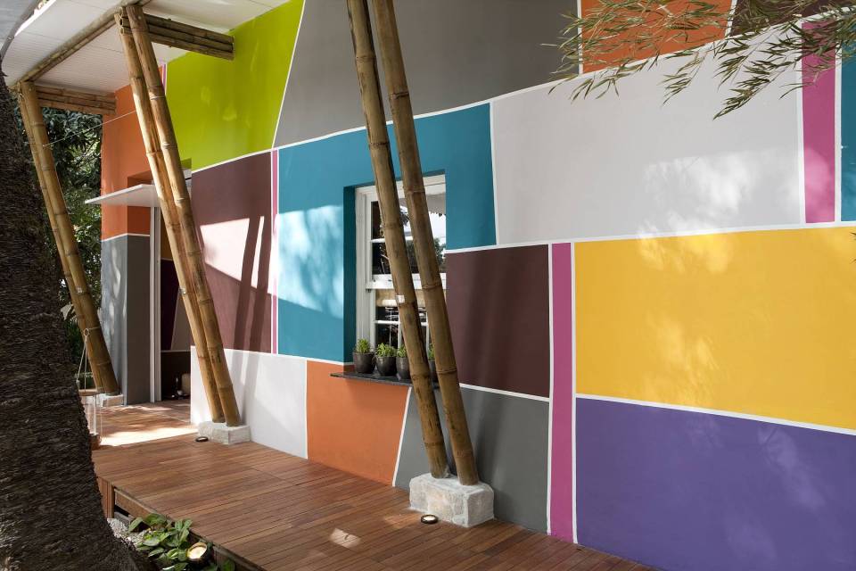 A nondescript 1930s house was renovated to create "Cabana Urbana", a vibrant weekend retreat in São Paulo, Brazil with a 914 sq ft studio plan. | www.facebook.com/SmallHouseBliss