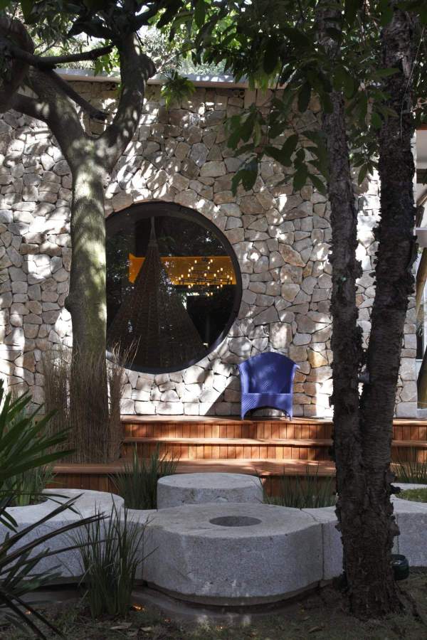 A nondescript 1930s house was renovated to create "Cabana Urbana", a vibrant weekend retreat in São Paulo, Brazil with a 914 sq ft studio plan. | www.facebook.com/SmallHouseBliss