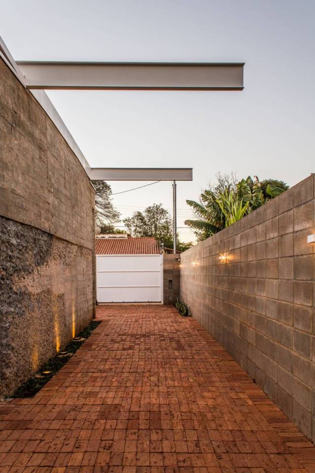 House 12.20 is a modern bachelor pad in Brazil. It has a 484 sq ft studio plan, although the bedroom area could easily be closed off. | www.facebook.com/SmallHouseBliss