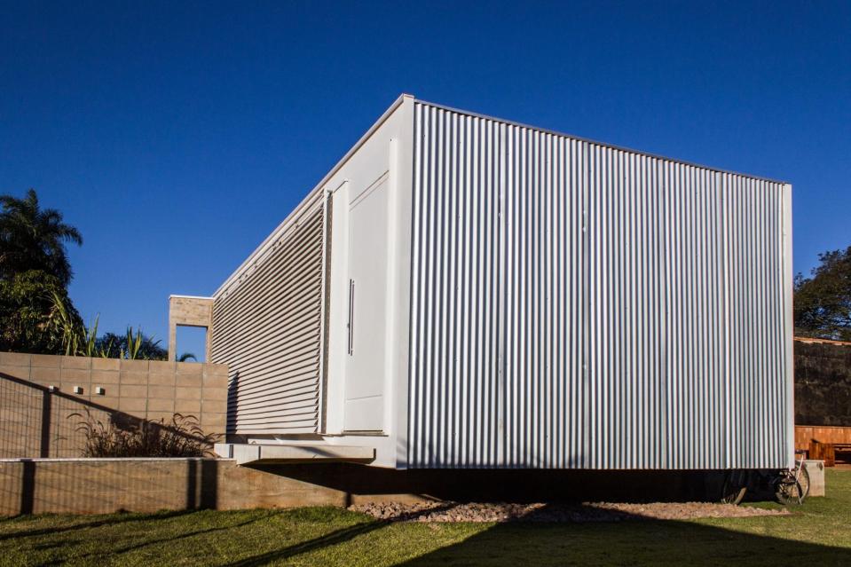 House 12.20 is a modern bachelor pad in Brazil. It has a 484 sq ft studio plan, although the bedroom area could easily be closed off. | www.facebook.com/SmallHouseBliss