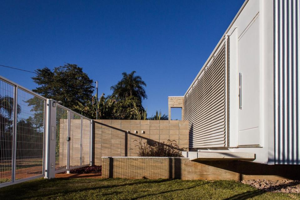 House 12.20 is a modern bachelor pad in Brazil. It has a 484 sq ft studio plan, although the bedroom area could easily be closed off. | www.facebook.com/SmallHouseBliss