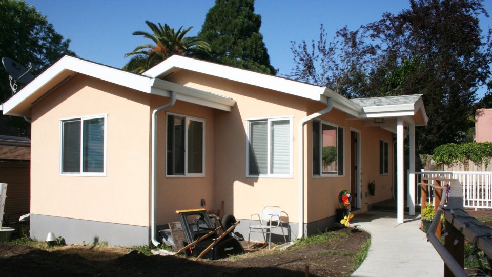 This stuccoed backyard cottage in California has 2 good-sized bedrooms in just 610 sq ft. | www.facebook.com/SmallHouseBliss