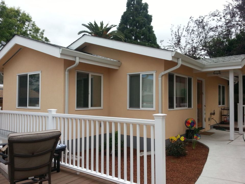 This stuccoed backyard cottage in California has 2 good-sized bedrooms in just 610 sq ft. | www.facebook.com/SmallHouseBliss