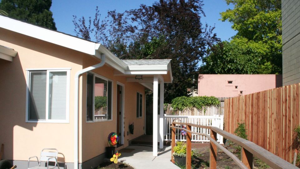 This stuccoed backyard cottage in California has 2 good-sized bedrooms in just 610 sq ft. | www.facebook.com/SmallHouseBliss