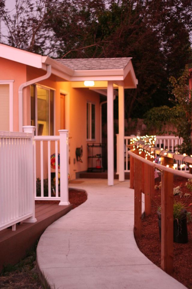 This stuccoed backyard cottage in California has 2 good-sized bedrooms in just 610 sq ft. | www.facebook.com/SmallHouseBliss