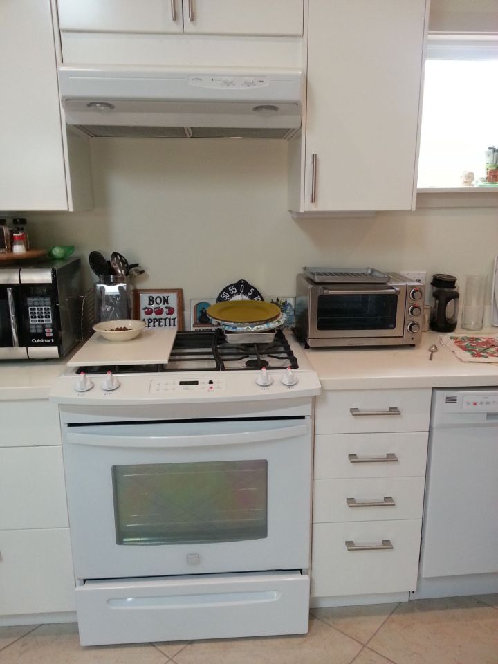 This stuccoed backyard cottage in California has 2 good-sized bedrooms in just 610 sq ft. | www.facebook.com/SmallHouseBliss