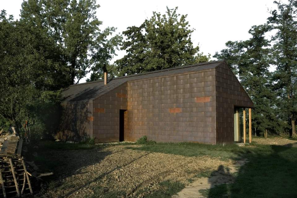 Casa T2, a simple copper-clad house with 2 bedrooms in 1,184 sq ft. | www.facebook.com/SmallHouseBliss