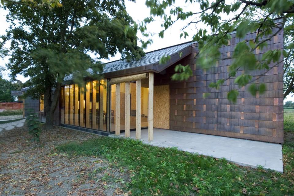 Casa T2, a simple copper-clad house with 2 bedrooms in 1,184 sq ft. | www.facebook.com/SmallHouseBliss