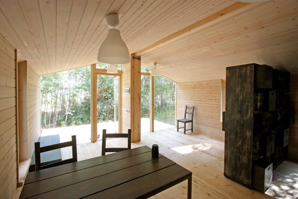 DublDom is a tiny modular cottage manufactured in Russia. It has a 280 sq ft studio floor plan. | www.facebook.com/SmallHouseBliss