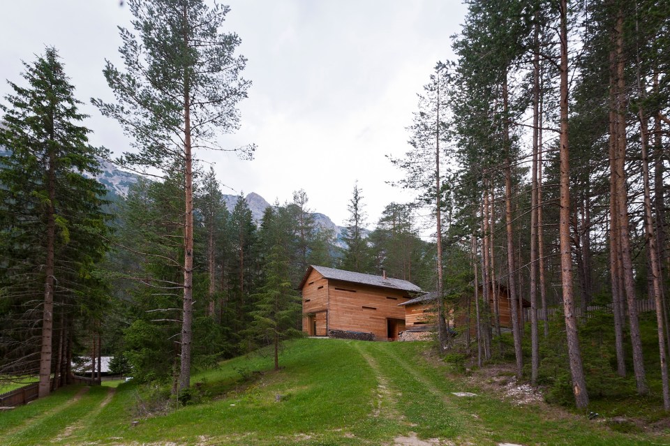 An alpine lodge and adjacent sleeping cabin in the alps of South Tyrol, Italy. Together they have 3 bedrooms in 1,399 sq ft. | www.facebook.com/SmallHouseBliss