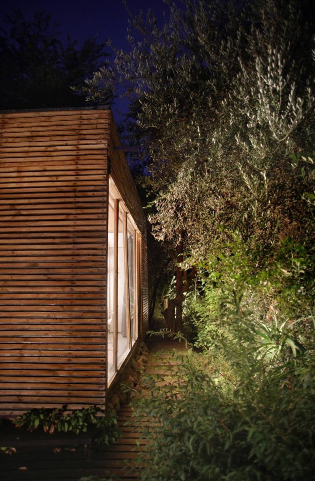 This modern "hermit's cabin" in Chile has a 215 sq ft studio floor plan. | www.facebook.com/SmallHouseBliss