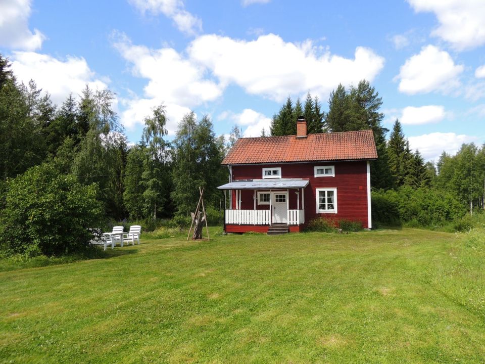 This hundred-year-old farmhouse in the Swedish countryside retains much of its original interior and character. It has 3 bedrooms in roughly 1,020 sq ft. | www.facebook.com/SmallHouseBliss