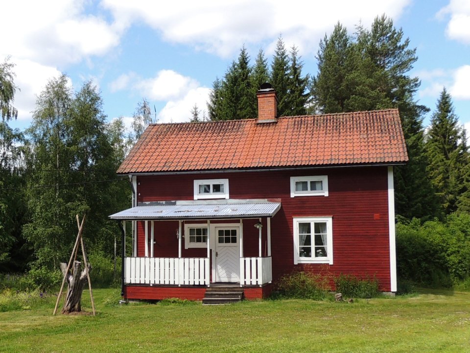This hundred-year-old farmhouse in the Swedish countryside retains much of its original interior and character. It has 3 bedrooms in roughly 1,020 sq ft. | www.facebook.com/SmallHouseBliss