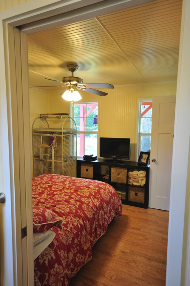 This country cottage in Texas has one bedroom and a loft in 416 sq ft. | www.facebook.com/SmallHouseBliss