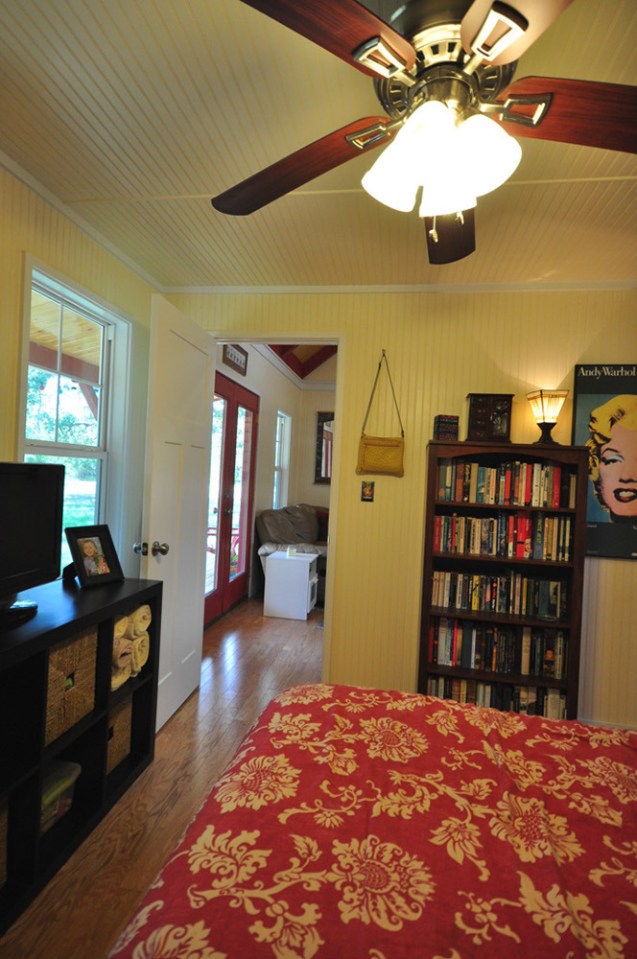 This country cottage in Texas has one bedroom and a loft in 416 sq ft. | www.facebook.com/SmallHouseBliss