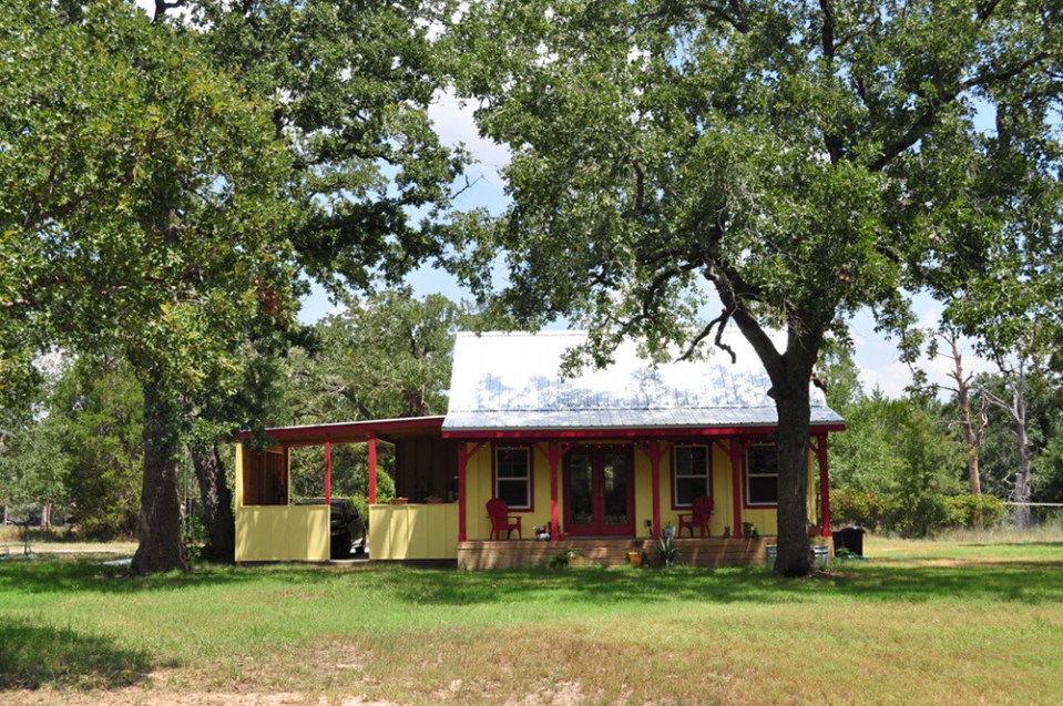 This country cottage in Texas has one bedroom and a loft in 416 sq ft. | www.facebook.com/SmallHouseBliss