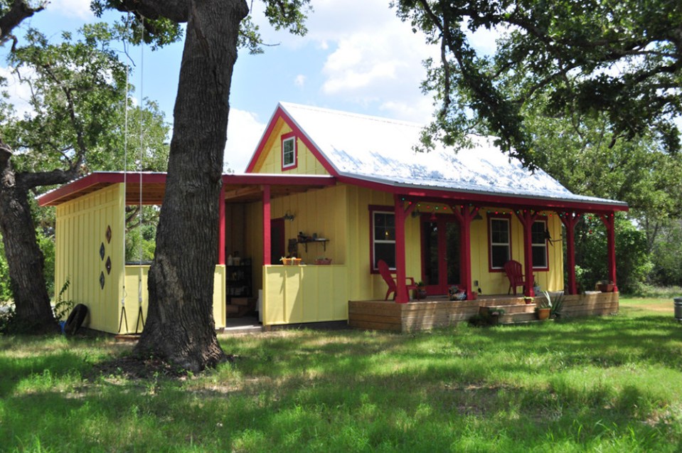 This country cottage in Texas has one bedroom and a loft in 416 sq ft. | www.facebook.com/SmallHouseBliss