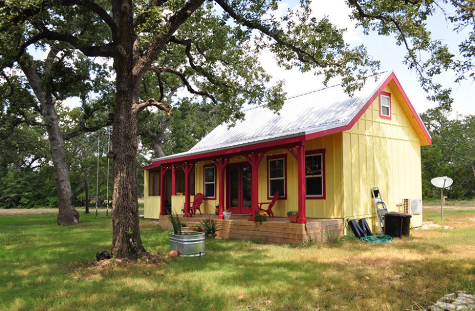 This country cottage in Texas has one bedroom and a loft in 416 sq ft. | www.facebook.com/SmallHouseBliss