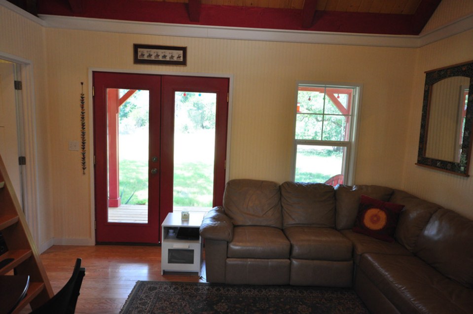 This country cottage in Texas has one bedroom and a loft in 416 sq ft. | www.facebook.com/SmallHouseBliss