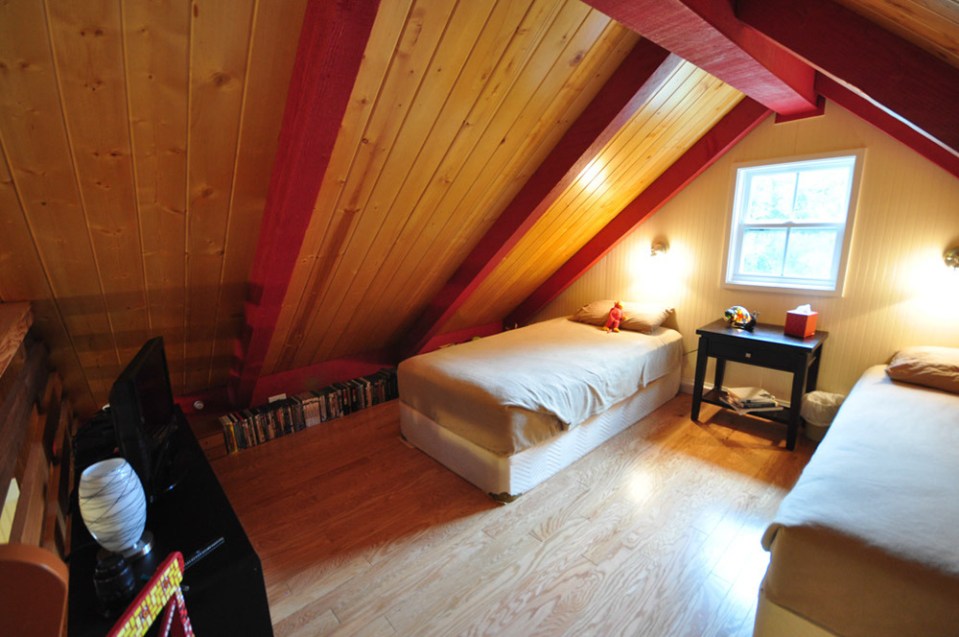 This country cottage in Texas has one bedroom and a loft in 416 sq ft. | www.facebook.com/SmallHouseBliss