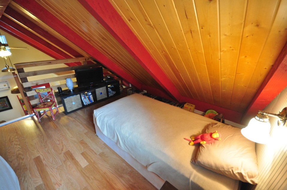 This country cottage in Texas has one bedroom and a loft in 416 sq ft. | www.facebook.com/SmallHouseBliss