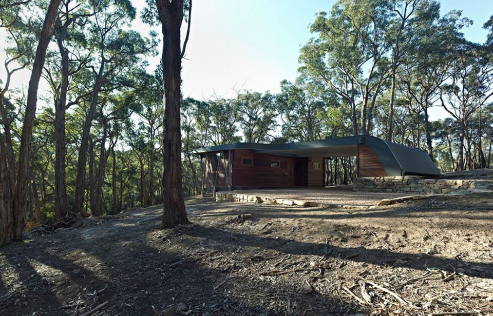 "Trunk House" in Australia uses forked tree trunks to support the roof. It has 2 bedrooms in 915 sq ft. | www.facebook.com/SmallHouseBliss
