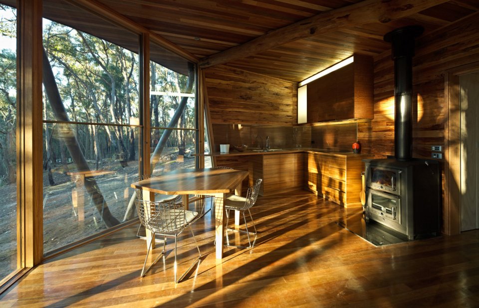 "Trunk House" in Australia uses forked tree trunks to support the roof. It has 2 bedrooms in 915 sq ft. | www.facebook.com/SmallHouseBliss