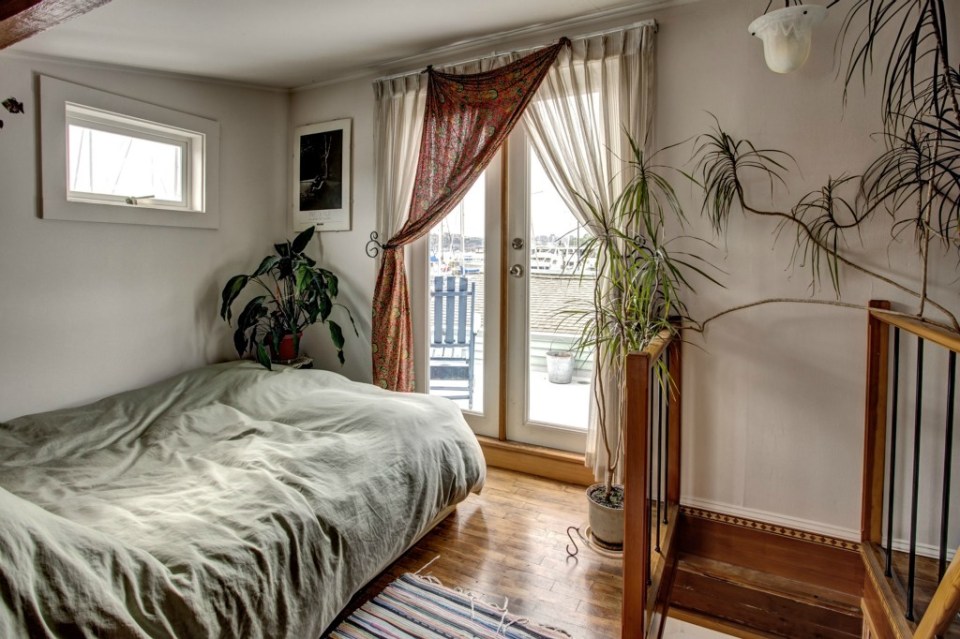 This quirky float house on Seattle's Lake Union was built in 1920 and added on over the years. It now has 640 sq ft with one bedroom. | www.facebook.com/SmallHouseBliss