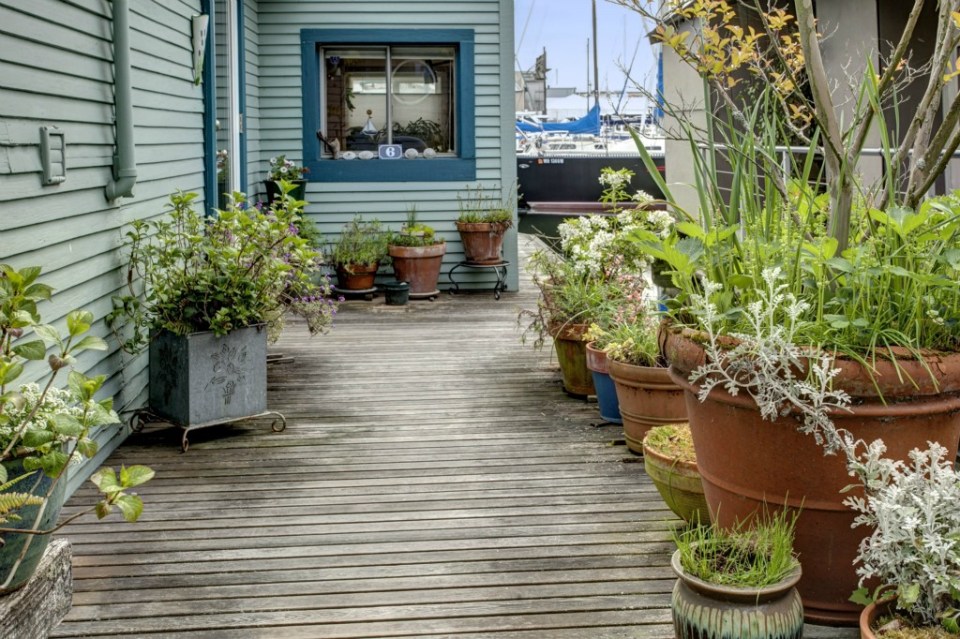 This quirky float house on Seattle's Lake Union was built in 1920 and added on over the years. It now has 640 sq ft with one bedroom. | www.facebook.com/SmallHouseBliss