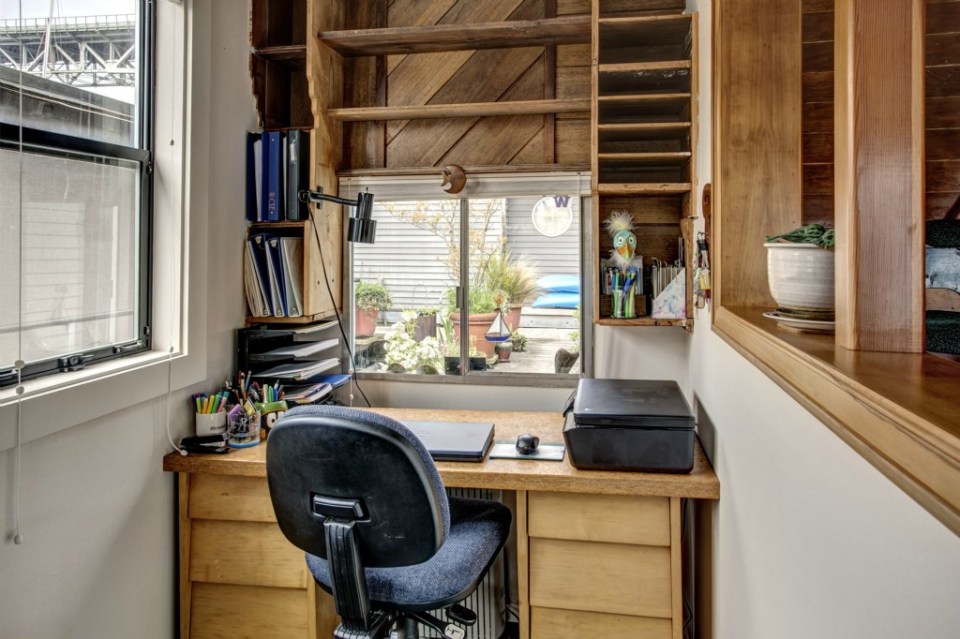 This quirky float house on Seattle's Lake Union was built in 1920 and added on over the years. It now has 640 sq ft with one bedroom. | www.facebook.com/SmallHouseBliss