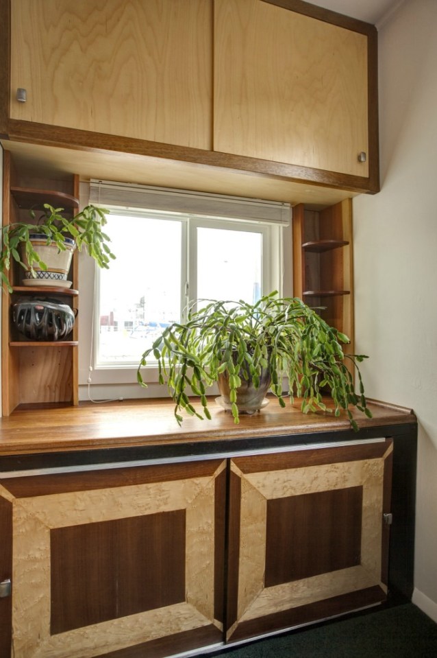 This quirky float house on Seattle's Lake Union was built in 1920 and added on over the years. It now has 640 sq ft with one bedroom. | www.facebook.com/SmallHouseBliss