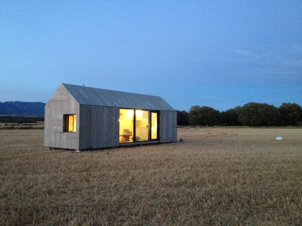 The ÁPH80 Transportable House by ÁBATON