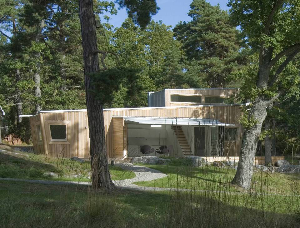This low-impact modern cabin in Sweden has two bedrooms and a loft in 646 sq ft. | www.facebook.com/SmallHouseBliss