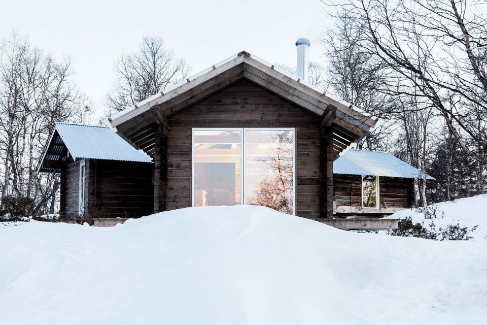 This log cabin in Norway joins a new structure to two existing one-room cabins, one over 100 years old. Together they have 3 bedrooms in 915 sq ft. | www.facebook.com/SmallHouseBliss